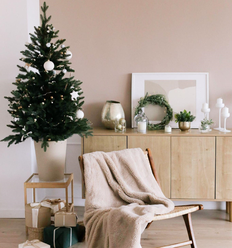 5 Creative Ways to Decorate an Unlit Artificial Christmas Tree